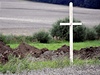 Dřevěný kříž někdo postavil v noci na středu v místě hrobu Němců u Dobronína. | na serveru Lidovky.cz | aktuální zprávy Dřevěný kříž někdo postavil v noci na středu v místě hrobu Němců u Dobronína. | na serveru Lidovky.cz | aktuální zprávy