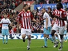 Stoke - West Ham United (Kenwyne Jones, vpravo, slav� g�l)
