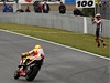 Casey Stoner tlesk� a Valetinu Rossimu
