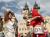 Stovky lidí demonstrují na Staroměstském náměstí proti navýšení DPH u knih | na serveru Lidovky.cz | aktuální zprávy Stovky lidí demonstrují na Staroměstském náměstí proti navýšení DPH u knih | na serveru Lidovky.cz | aktuální zprávy