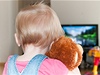 Batole kouk� na televizi (ilustra�n� foto)