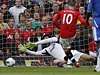 �esk� brank�� Cheslea Petr �ech inkasuje od Waynea Rooneyho z Manchesteru United