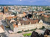 Tady je nejlep�� za��t s prohl�dkou m�sta. Rynek je ze �ty� stran obklopen m욝ansk�mi domy. V jeho st�edu se nach�z� rozs�hl� budova radnice, kter� je renesan�n� a gotickou pam�tkou. 