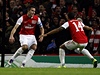 Robin Van Persie (vlevo) a Theo Walcott