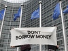 Studenti dr�� tansparent proti dal��mu zadlu�ov�n�.  Za jejich z�dy se odehr�v� p�elomov� summit EU.