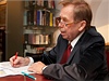 V�clav Havel pracuje v kancel��i ve Vor�ilsk� ulici v dubnu roku 2009. Jeho nejbli��� spolupracovnic� byla v posledn�ch letech tajemnice Sabina Tan�evov�.