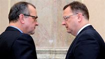 Premi�r Petr Ne�as (vpravo) v diskuzi s ministrem financ� Miroslavem Kalouskem.