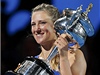 Viktoria Azarenkov� s trofej� pro v�t�zku Australian Open