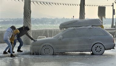 Zamrzl� auto u �enevsk�ho jezera ve �v�carsku