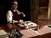 Smutn� supermozek. George Smiley (Gary Oldman) nad ��lkem �aje hloub� o identit� sov�tsk�ho �krtka�. Tu��, �e odhalen� mu velkou radost nep�inese. 