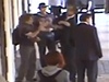 Kamera u sn�movny zaznamenala Kalouskovu facku prosto�ek�mu mlad�kovi.