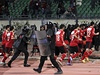 Fotbalist� ut�kaj� p�ed agresivn�mi fanou�ky soupe�e