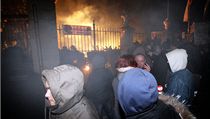 Část protestujících házela směrem do areálu úřadu vlády pyrotechniku.