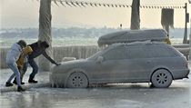 Zamrzl� auto u �enevsk�ho jezera ve �v�carsku