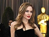 Angelina Jolie se vrací k černé, kterou na Oscary nosila před pár lety. Na slavnostní večer oblékla róbu od Versaceho. | na serveru Lidovky.cz | aktuální zprávy Angelina Jolie se vrací k černé, kterou na Oscary nosila před pár lety. Na slavnostní večer oblékla róbu od Versaceho. | na serveru Lidovky.cz | aktuální zprávy