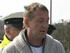 Opil� Roman Janou�ek d�kuje policist�m