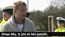 Opil� Roman Janou�ek d�kuje policist�m