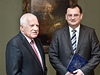 Premiér Petr Nečas (vpravo) dnes dopoledne přinesl prezidentu ČR Václavu Klausovi (vlevo) demisi ministra školství a tělovýchovy Josefa Dobeše . | na serveru Lidovky.cz | aktuální zprávy Premiér Petr Nečas (vpravo) dnes dopoledne přinesl prezidentu ČR Václavu Klausovi (vlevo) demisi ministra školství a tělovýchovy Josefa Dobeše . | na serveru Lidovky.cz | aktuální zprávy