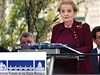 Madeleine Albrightová s bro�í od Kláry �ípkové p�i odhalení Wilsonova památníku v Praze. | na serveru Lidovky.cz | aktu�ln� zpr�vy