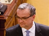 Miroslav Kalousek nese kv�tiny do vázy | na serveru Lidovky.cz | aktu�ln� zpr�vy