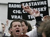 Protiromská hesla na transparentech demonstrant�. | na serveru Lidovky.cz | aktu�ln� zpr�vy