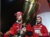 Pardubice slavily extraligový titul. Daniel Rákos s pohárem. | na serveru Lidovky.cz | aktu�ln� zpr�vy