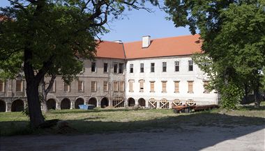 Jak zjistil server Lidovky.cz, skupina kolem Ratha m�la organizovat i podvody s eurodotacemi p�i rekonstrukci Bu�t�hradsk�ho z�mku.