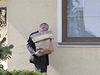 Jeden z vy�et�ovatel� odná�í pytel s d�kazy od vilky v Rudné. Na pytli je nápis d�kaz 23 - náboje.  | na serveru Lidovky.cz | aktu�ln� zpr�vy