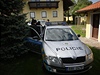 Policist� z domu ��fky kladensk� nemocnice Kate�iny Pancov� odvezli jednu osobu. Nen� v�ak jasn�, zda se jednalo o ni. Osoba (na sn�mu) se kryla �ern�m kab�tem a na hlav� m�la �ernou �epici.