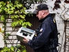 Policist� p�in�ej� k domu Davida Ratha po��ta�ku bankovek. 