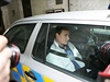 Rath jde do vazby, aby neovlivňoval svědky, rozhodl soud | Lidovky.cz - Zprávy z domova Policejní auto odváží Davida Ratha ze služebny v Dlážděné ulici.