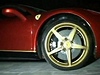 Luxusn� ferrari zanechalo na ��nsk� pam�tce �ern� stopy.