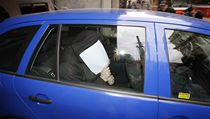 Policist� odv�ej� nezn�m�ho mu�e 