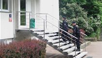 Policist� prohled�vaj� s�dlo spole�nosti Konstruktiva Branko.