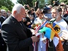 Prezident Václav Klaus navazuje stuhu na prapor �tafety cyklist� a b�c�, která na místo dorazila ze 730 kilometr� vzdáleného Ravensbrücku v N�mecku | na serveru Lidovky.cz | aktu�ln� zpr�vy
