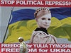 Svoboda pro Juliji. svoboda pro Ukrajinu. Mu� prochází kolem billboardu Tymo�enkové v Kyjev� | na serveru Lidovky.cz | aktu�ln� zpr�vy