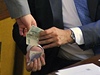 Ministr financí Miroslav Kalousek a premiér Petr Ne�as na sch�zi Poslanecké sn�movny 11. �ervence  | na serveru Lidovky.cz | aktu�ln� zpr�vy
