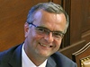 Miroslav Kalousek (TOP 09) se sm�je sm�rem k noviná��m poté, co zpozoroval, �e jeho 'p�edávka pen�z' premiérovi vzbudila ihned pozornost fotograf�. | na serveru Lidovky.cz | aktu�ln� zpr�vy