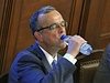 Ne�as s Kalouskem se ob�erstvují poté, co Ne�as za zap�j�enou stovku od Kalouska p�inesl dv� lahve vody.  | na serveru Lidovky.cz | aktu�ln� zpr�vy