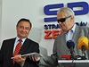 Milo� Zeman se senátorem Vladimírem Drymlem na tiskové konferenci, kde p�evzal slo�ku slo�ku s podpisy senátor�, kte�í podpo�ili Zemanovu prezidentskou kandidaturu. �erné brýle má kv�li nedávné operaci �edého zákalu. | na serveru Lidovky.cz | aktu�ln� zpr�vy