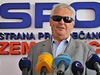 Miloš Zeman na tiskové konferenci, kde převzal složku složku s podpisy senátorů, kteří podpořili Zemanovu prezidentskou kandidaturu. Černé brýle má kvůli nedávné operaci šedého zákalu. | na serveru Lidovky.cz | aktuální zprávy Miloš Zeman na tiskové konferenci, kde převzal složku složku s podpisy senátorů, kteří podpořili Zemanovu prezidentskou kandidaturu. Černé brýle má kvůli nedávné operaci šedého zákalu. | na serveru Lidovky.cz | aktuální zprávy