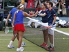 �e�t� tenist� Lucie Hradeck� a Radek �t�p�nek (vlevo) podlehli Brit�m Andymu Murraymu a Lau�e Robsonov�
