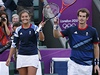 Brit�t� tenist� Andy Murray a Laura Robsonov� postupuj� z 1. kola sm�en� �ty�hry na �kor �esk�ho p�ru 