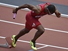 Americk� �tvrtka� Manteo Mitchell b�el polovinu sv�ho �seku se zlomenou nohou.
