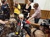 Otec Davida Ratha v obležení fotografů. | na serveru Lidovky.cz | aktuální zprávy Otec Davida Ratha v obležení fotografů. | na serveru Lidovky.cz | aktuální zprávy