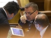 Poslanec ODS Petr Tluchoř na schůzi sněmovny hovoří s poslancem Tmášem Úlehlou (ODS) | na serveru Lidovky.cz | aktuální zprávy Poslanec ODS Petr Tluchoř na schůzi sněmovny hovoří s poslancem Tmášem Úlehlou (ODS) | na serveru Lidovky.cz | aktuální zprávy
