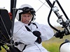 Pilot deltaplánu v bílém odění, napodobujícím vzhled dospělého jeřába, v roli "vedoucího samce" ukazuje uměle odchovaným mladým jeřábům bezpečnou trasu tahu do teplejších krajin. | na serveru Lidovky.cz | aktuální zprávy Pilot deltaplánu v bílém odění, napodobujícím vzhled dospělého jeřába, v roli "vedoucího samce" ukazuje uměle odchovaným mladým jeřábům bezpečnou trasu tahu do teplejších krajin. | na serveru Lidovky.cz | aktuální zprávy