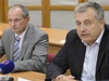 Nový předseda dozorčí rady Jiří Pařízek (vlevo) a odstupující předseda Jiří Nouza. | na serveru Lidovky.cz | aktuální zprávy Nový předseda dozorčí rady Jiří Pařízek (vlevo) a odstupující předseda Jiří Nouza. | na serveru Lidovky.cz | aktuální zprávy