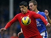 Fotbalista Liverpoolu Luis Su�rez (vlevo) a Phil Jagielka z Evertonu