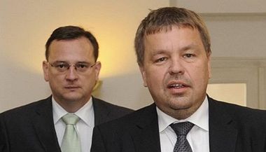 P�edseda ODS Petr Ne�as a rebeluj�c� poslanec Petr Tlucho� (vpravo)